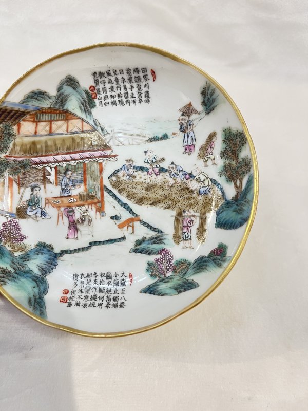 粉彩耕织图诗文盘一对 - 图13