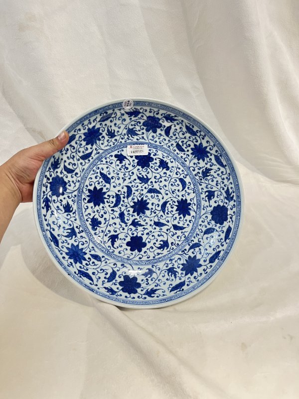 青花缠枝莲纹大盘 - 图3