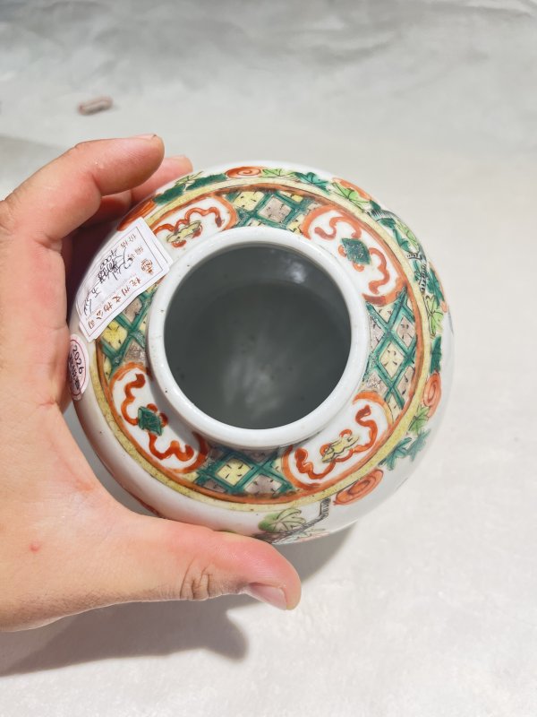 青花缠枝莲纹水仙盆、五彩人物纹罐一组 - 图8