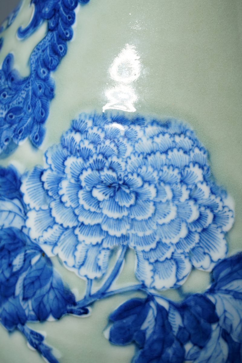 清中期 豆青釉青花凤凰牡丹纹瓶 - 图6