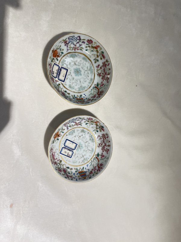 粉彩莲托八吉祥纹盘一对 - 图3