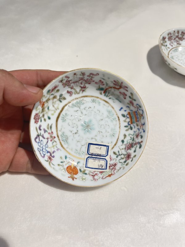 粉彩莲托八吉祥纹盘一对 - 图4
