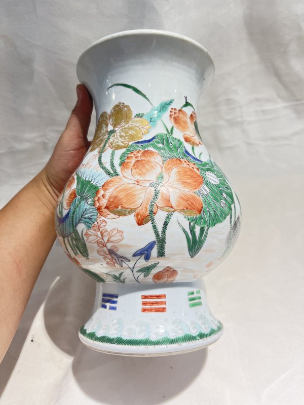 五彩描金荷塘纹尊 - 图4