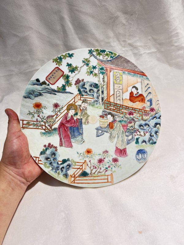 粉彩庭院仕女纹瓷板 - 图3