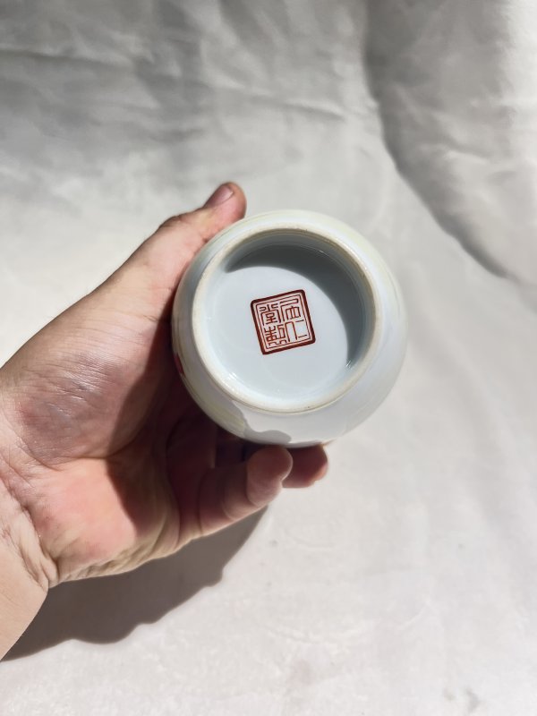 粉彩婴戏纹长颈瓶一对 - 图14