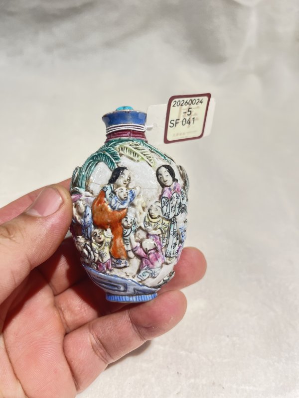 粉彩雕瓷三娘教子图烟壶 - 图3