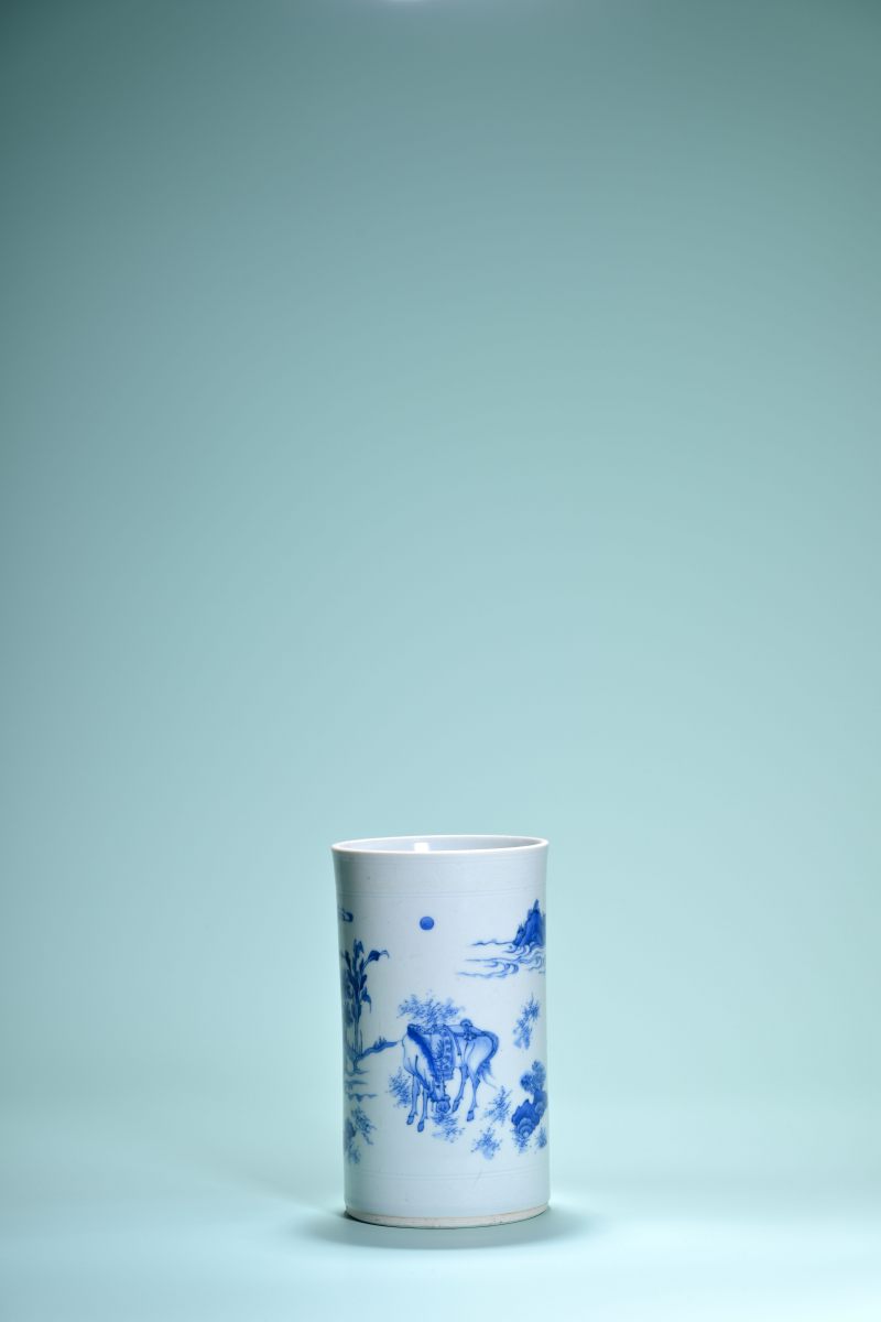 明崇祯 青花赐马赠袍图笔筒 - 图3