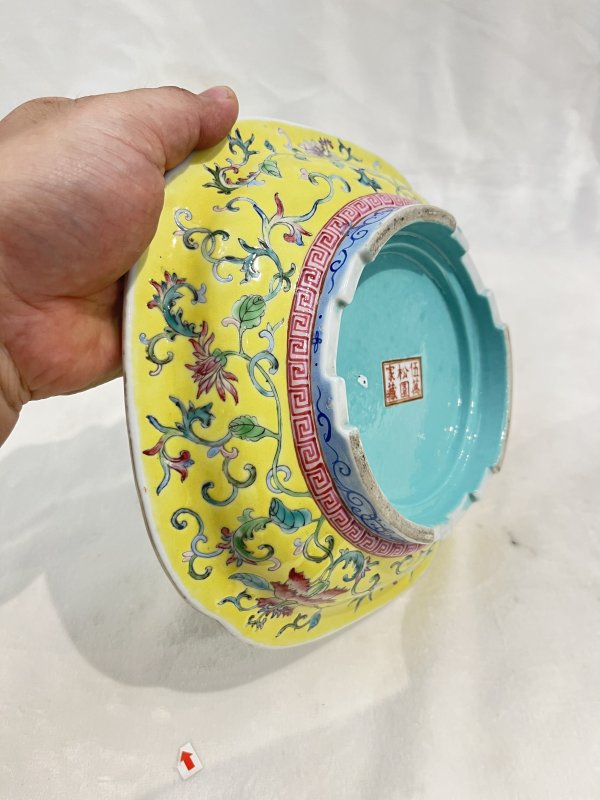 黄地粉彩夔凤穿花纹花口花盆、奁一对 - 图22