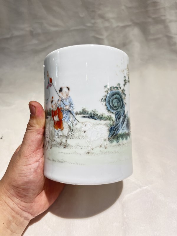 粉彩婴戏纹笔筒 - 图4