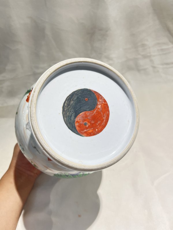 五彩描金荷塘纹尊 - 图8