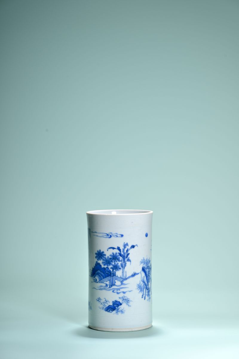 明崇祯 青花赐马赠袍图笔筒 - 图4