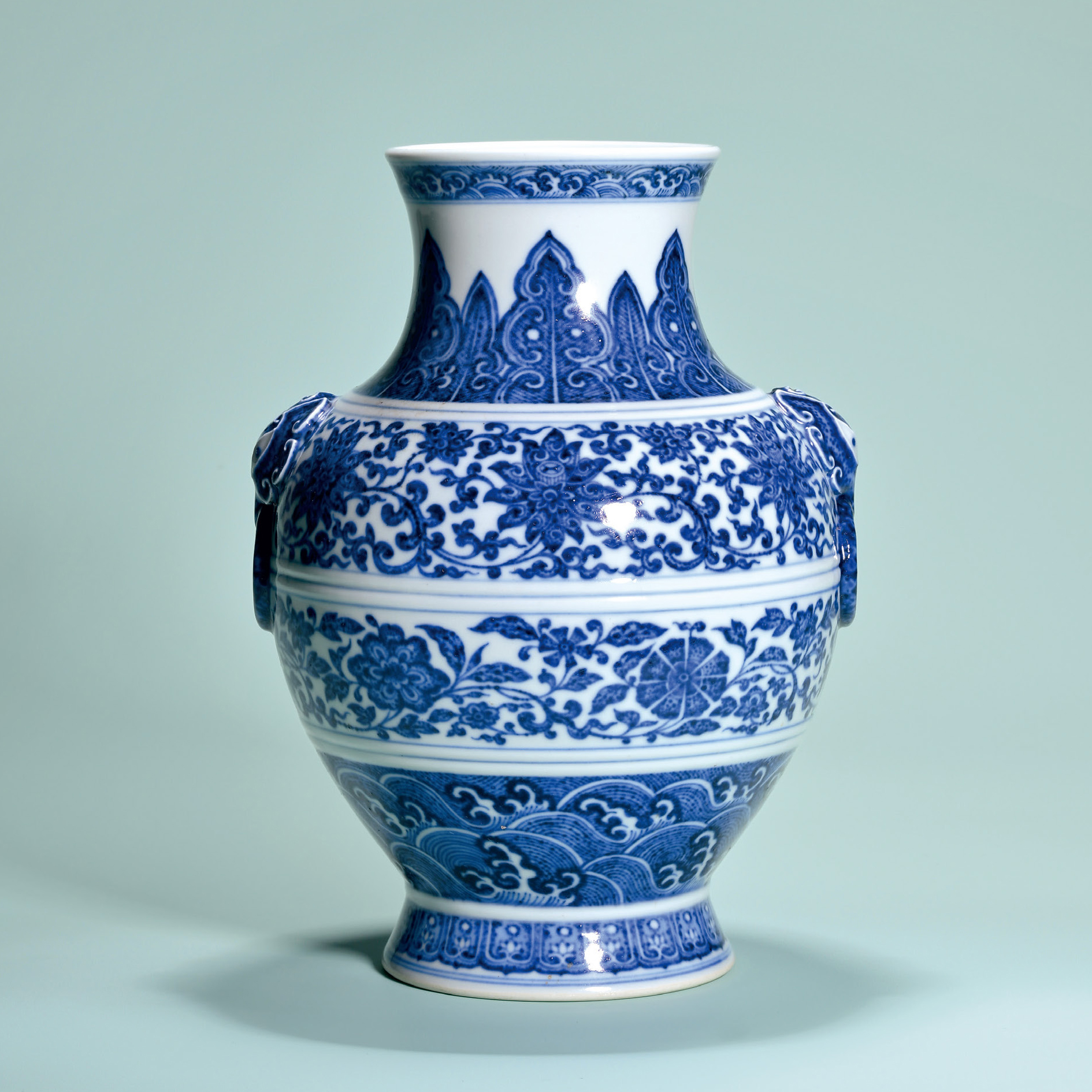 清乾隆青花纏枝花卉竜紋鹿頭尊 景徳鎮 陶磁器 装飾品 現代工芸品 美術品 置物 清乾隆青花缠枝花卉纹铺首尊-多宝古瓷宝典