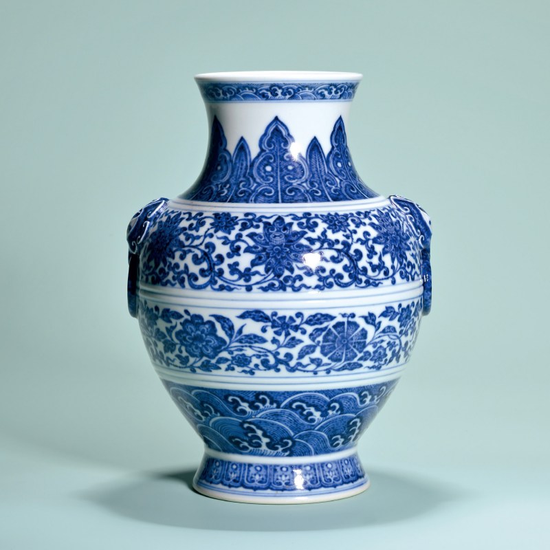 清乾隆 青花缠枝花卉纹铺首尊