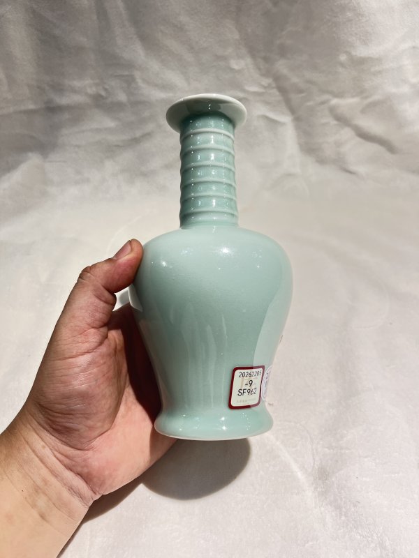 青釉玄纹长颈瓶 - 图5