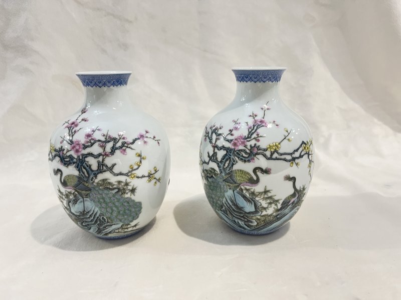 粉彩孔雀诗文灯笼瓶一对 - 图3