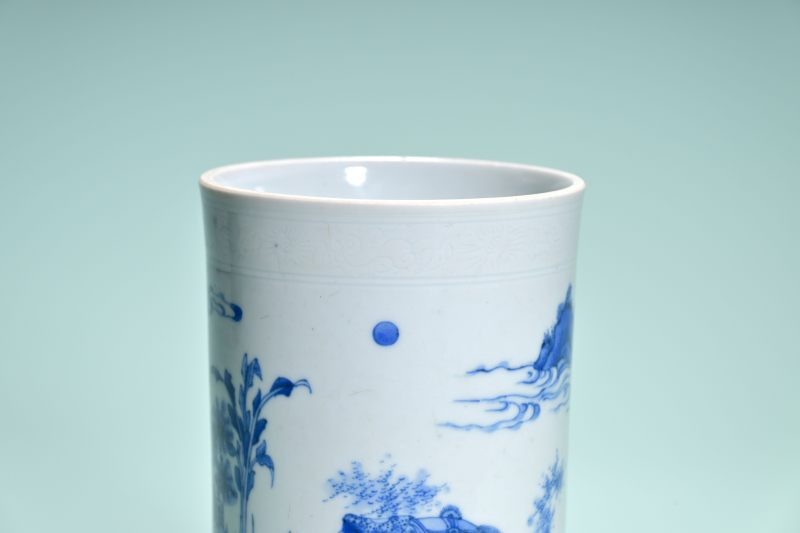 明崇祯 青花赐马赠袍图笔筒 - 图5