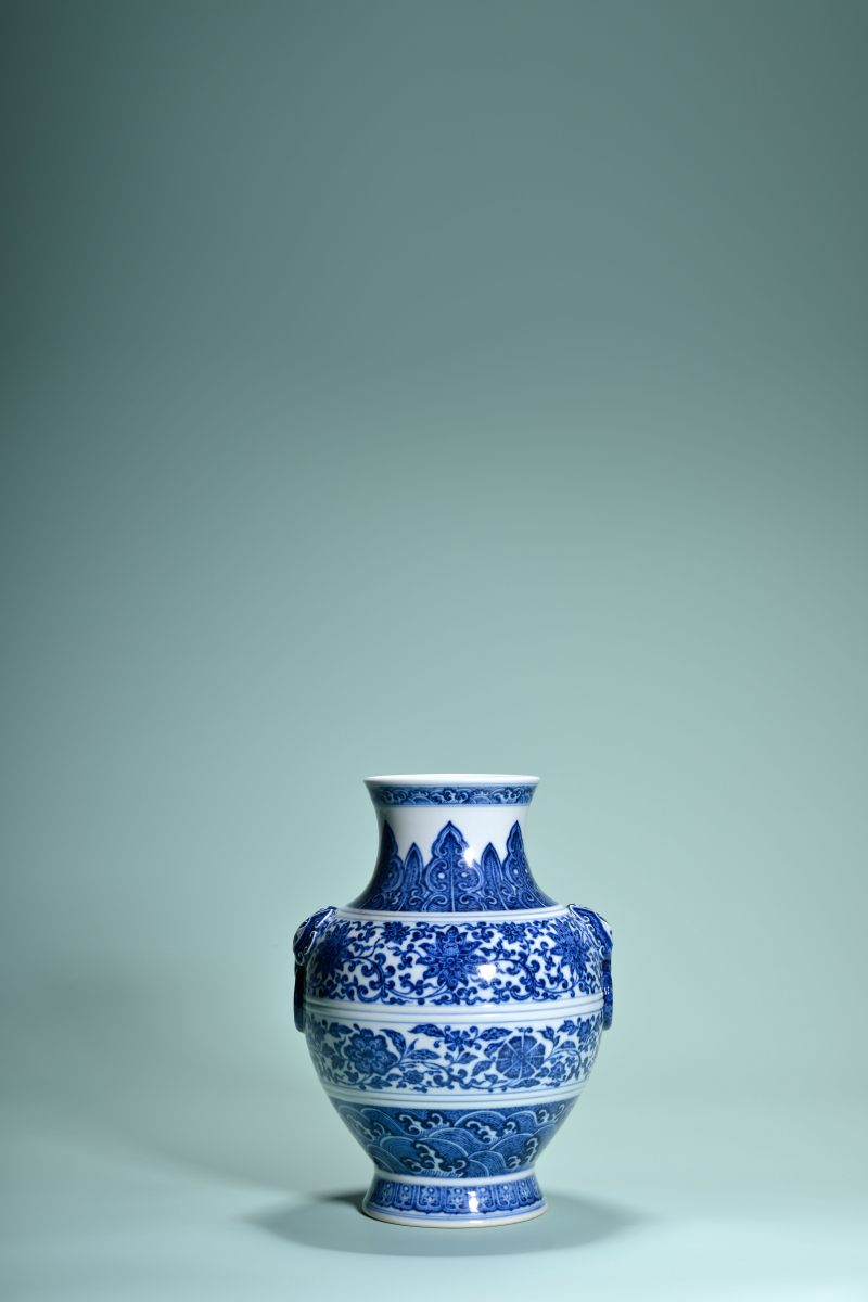 清乾隆 青花缠枝花卉纹铺首尊 - 图2