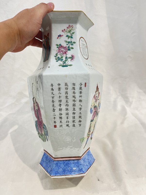 粉彩无双谱六方瓶 - 图3