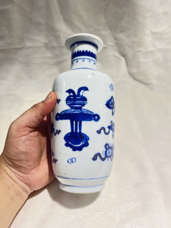 青花釉里红博古纹棒槌瓶 - 图4