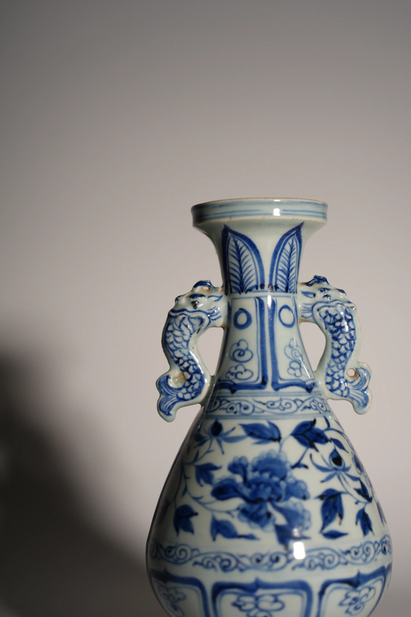 青花缠枝牡丹双鱼耳瓶 - 图4