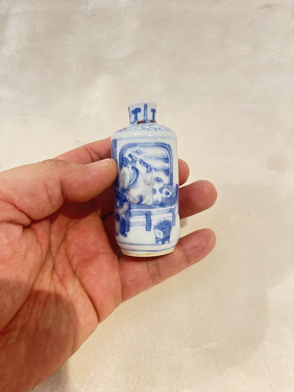 青花人物故事图烟壶 - 图3