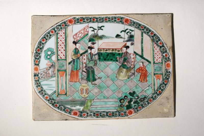 清康熙 五彩大家闺秀图瓷板插屏 - 图7