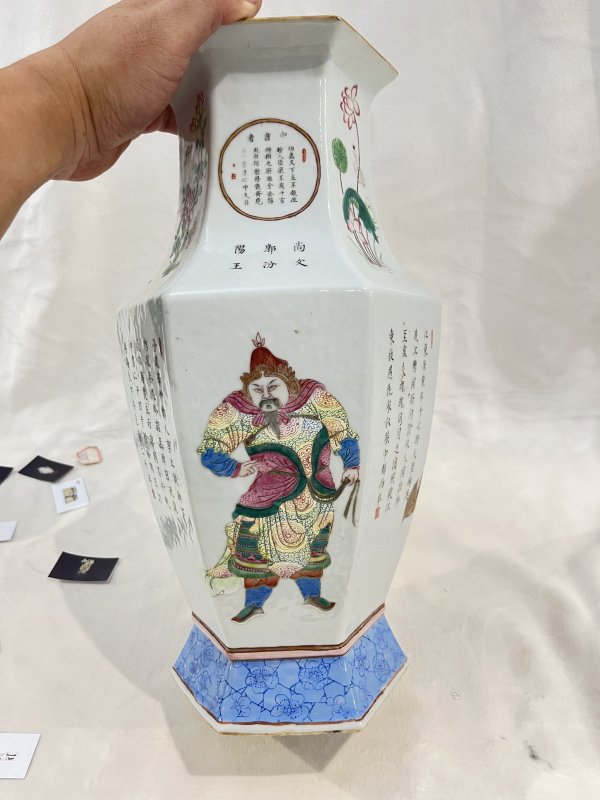 粉彩无双谱六方瓶 - 图4