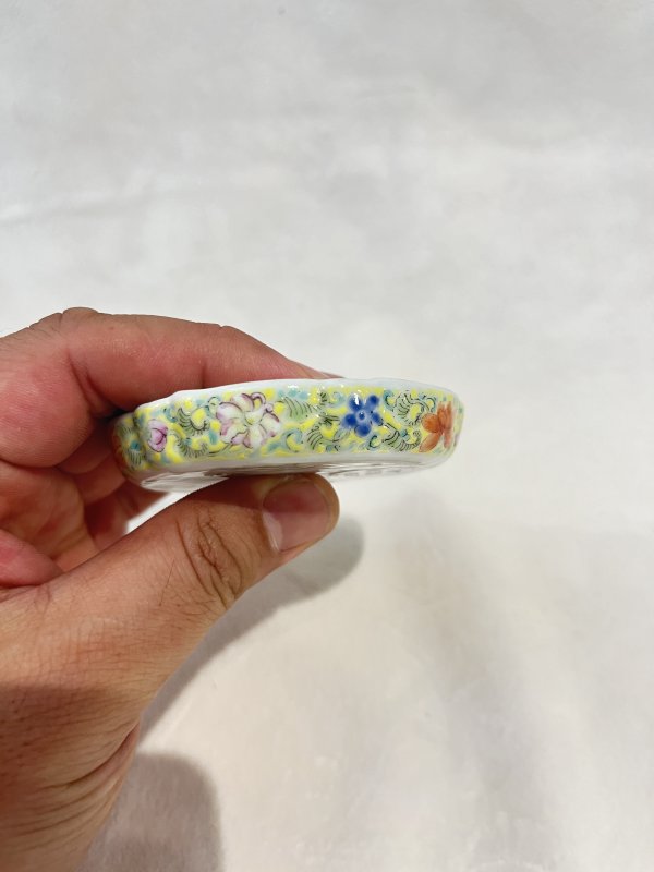 黄地粉彩缠枝花卉纹笔舔 - 图4