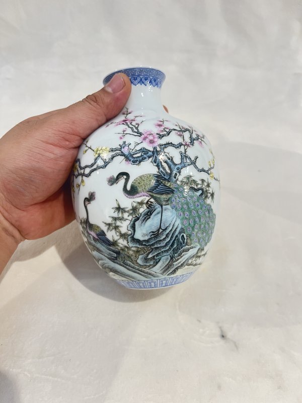 粉彩孔雀诗文灯笼瓶一对 - 图4