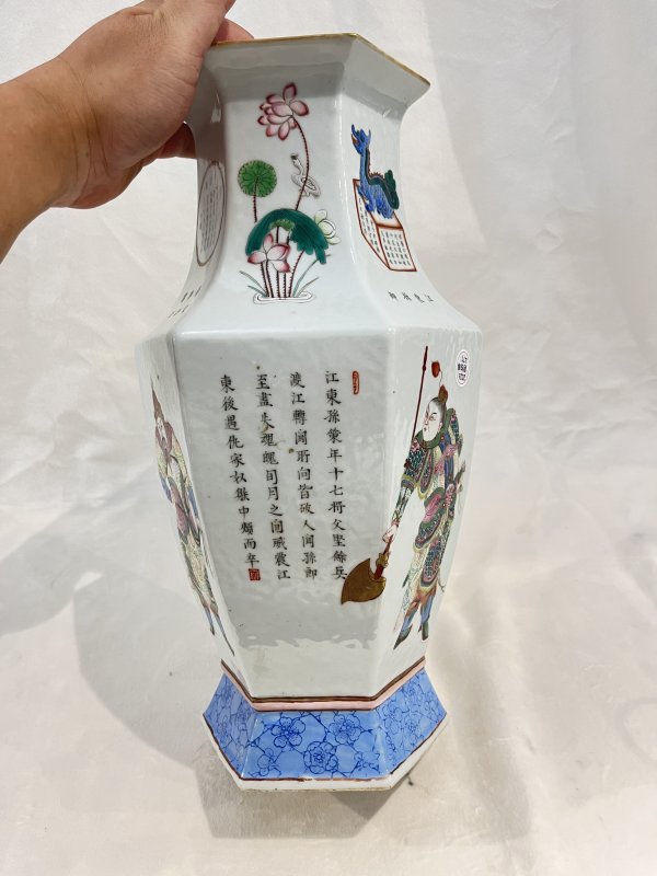 粉彩无双谱六方瓶 - 图5