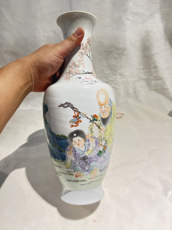 粉彩祝寿图长颈瓶 - 图4