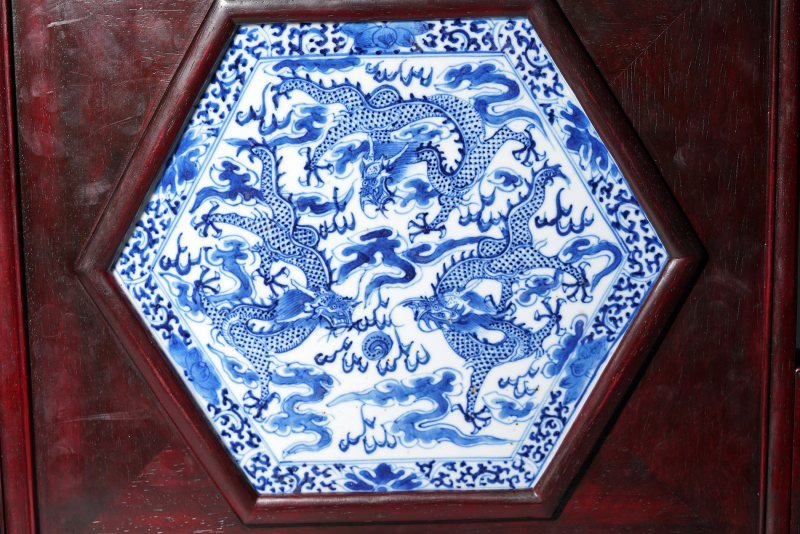 清中期 青花三龙六方瓷板插屏 - 图2