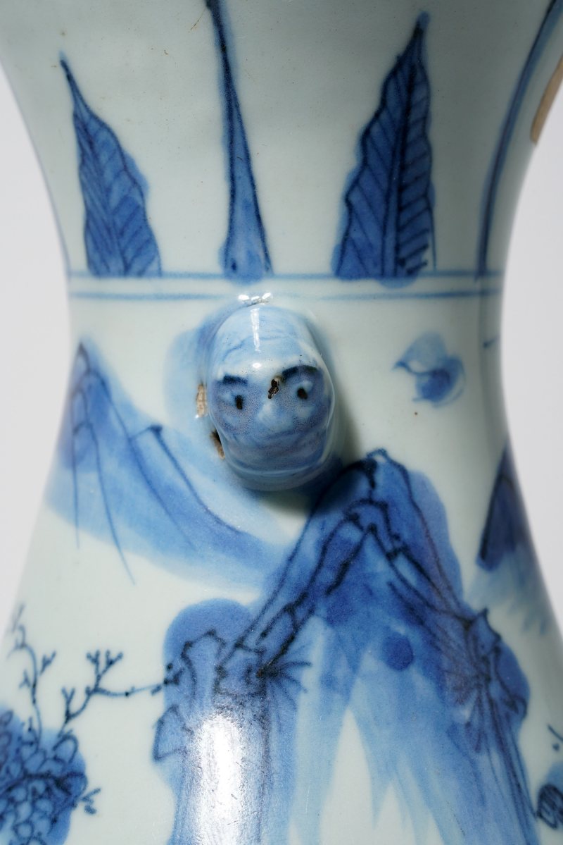 明万历 青花山水人物铺首瓶 - 图15