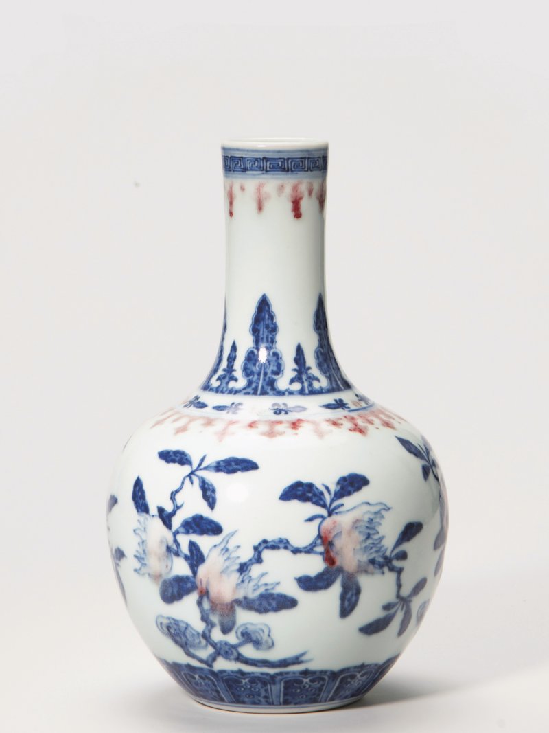 清乾隆 青花釉里红三多纹小天球瓶