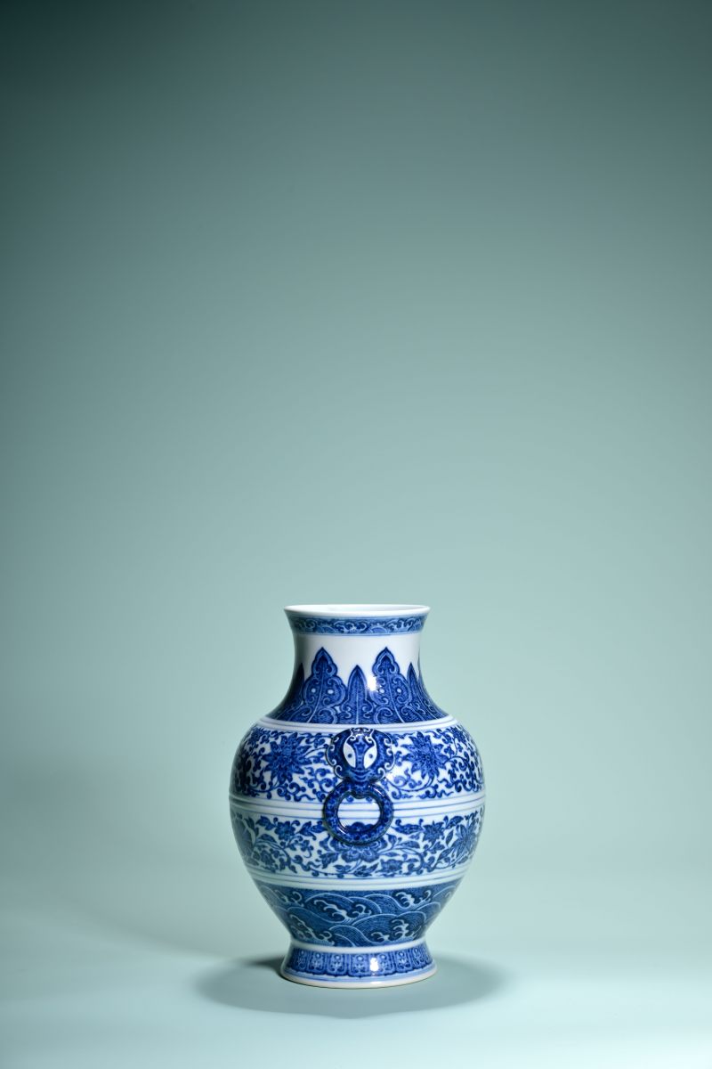 清乾隆 青花缠枝花卉纹铺首尊 - 图4