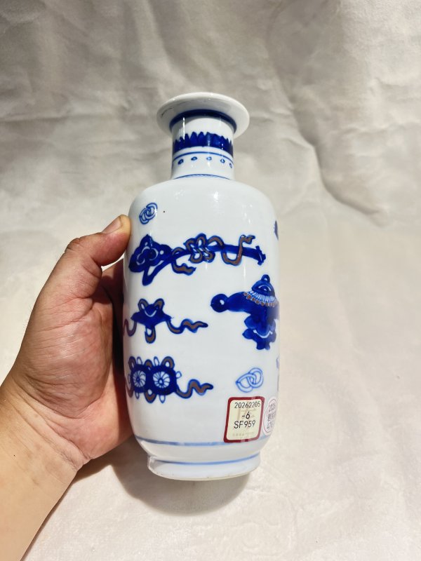 青花釉里红博古纹棒槌瓶 - 图5