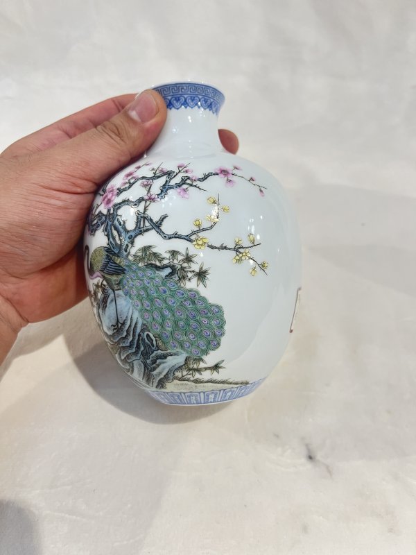 粉彩孔雀诗文灯笼瓶一对 - 图5