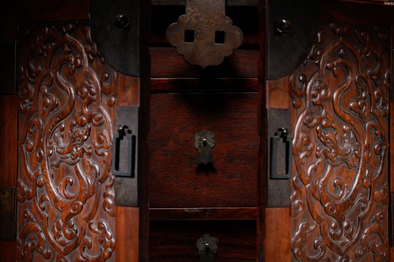 清中期 黄花梨云龙纹满撤文房官皮箱 - 图16
