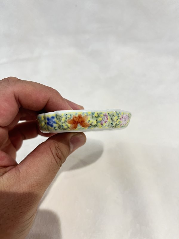 黄地粉彩缠枝花卉纹笔舔 - 图5