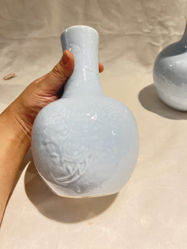 天青釉三多纹天球瓶一对 - 图4