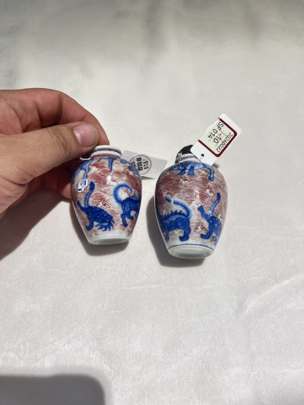 青花釉里红海水瑞兽纹烟壶一对 - 图3