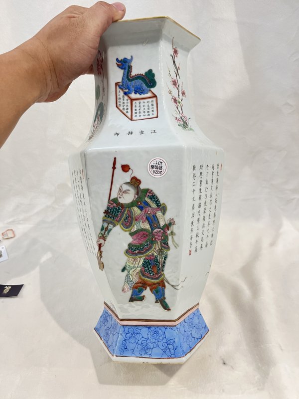 粉彩无双谱六方瓶 - 图6