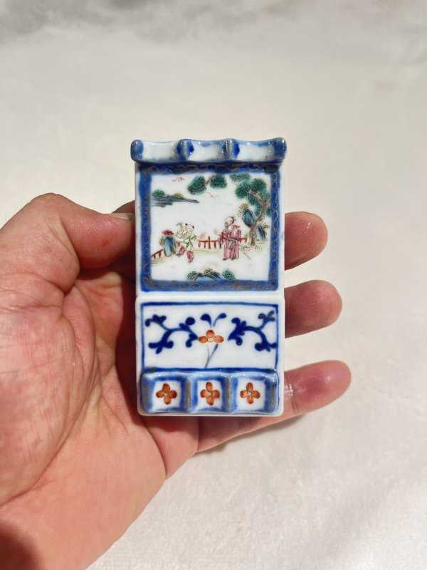 青花加彩人物纹墨床 - 图3