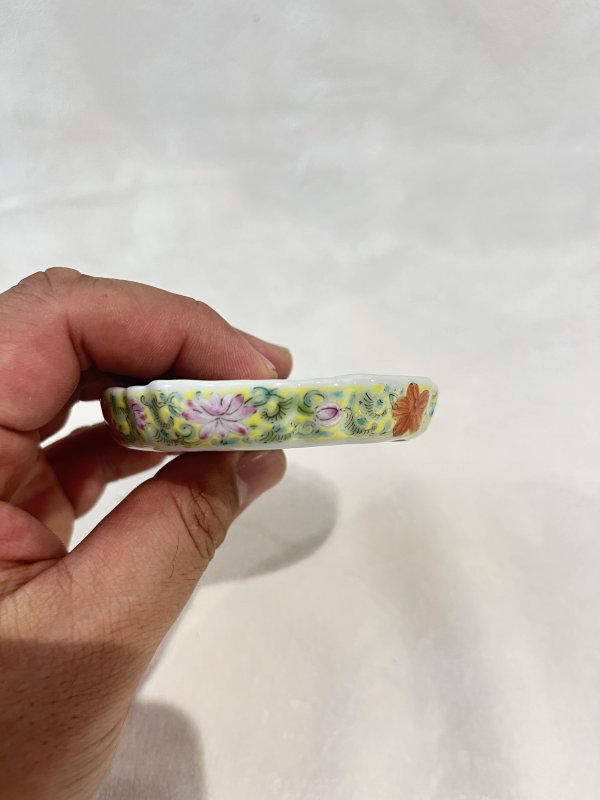黄地粉彩缠枝花卉纹笔舔 - 图6