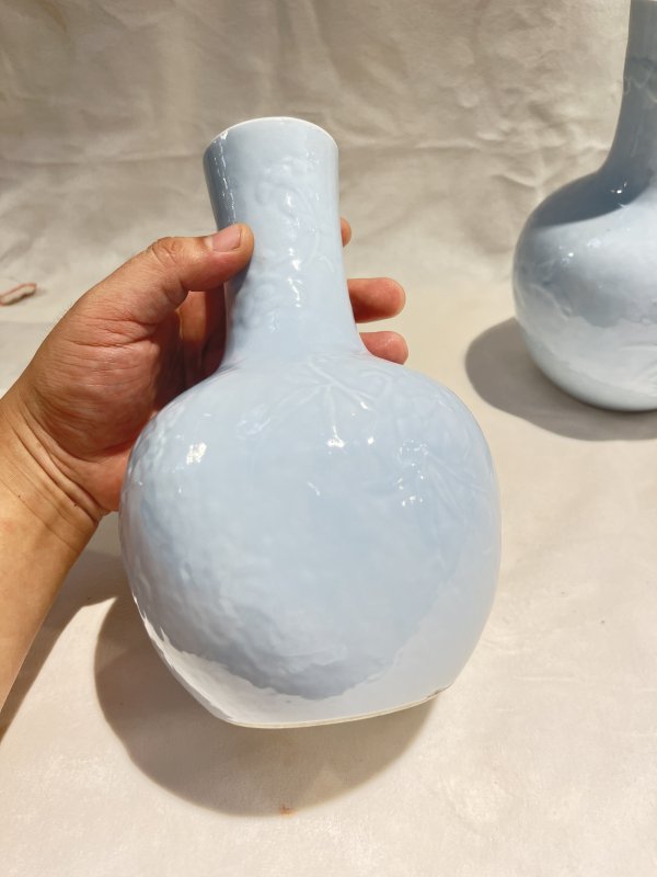 天青釉三多纹天球瓶一对 - 图5