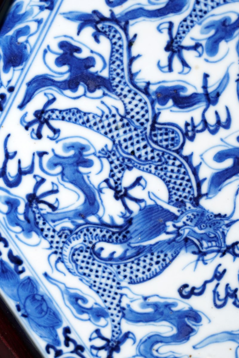 清中期 青花三龙六方瓷板插屏 - 图4