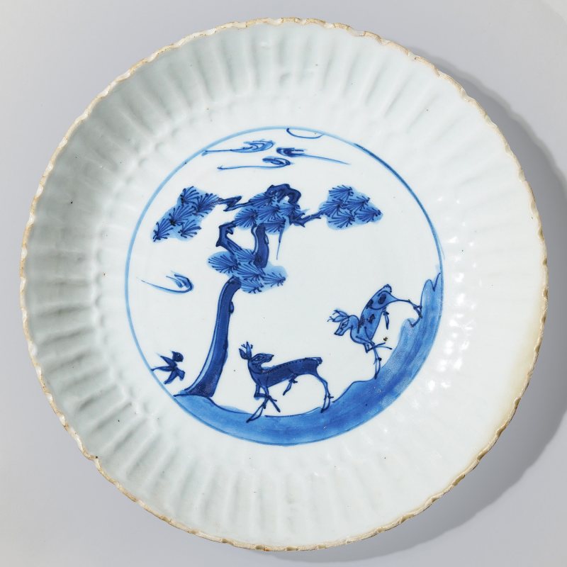 明万历 青花松鹿菊瓣盘