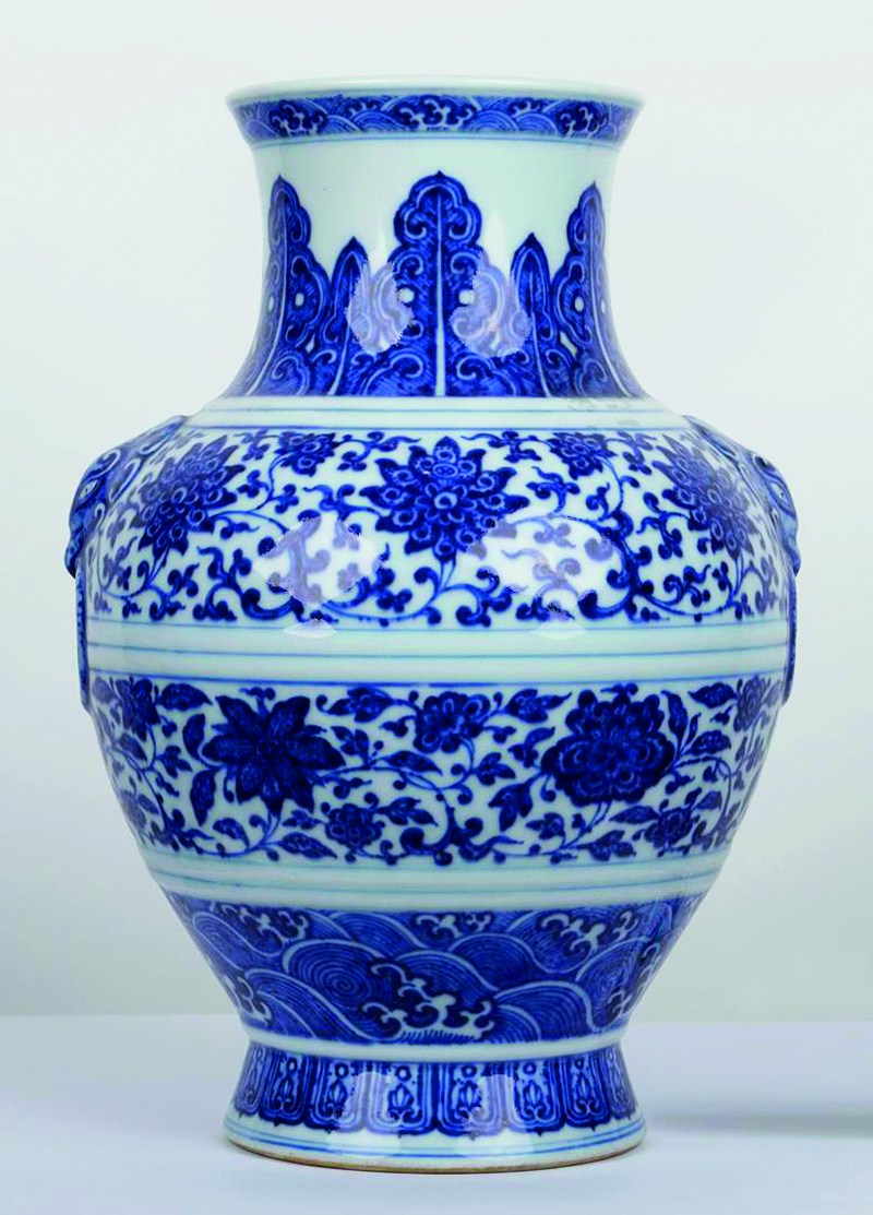 清乾隆 青花缠枝花卉纹铺首尊 - 图6