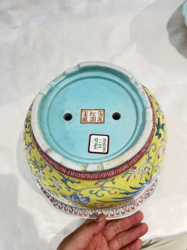黄地粉彩夔凤穿花纹花口花盆、奁一对 - 图19