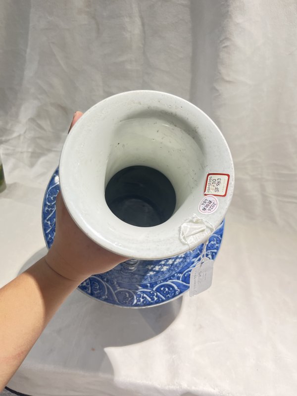 青花缠枝莲纹贯耳尊 - 图7